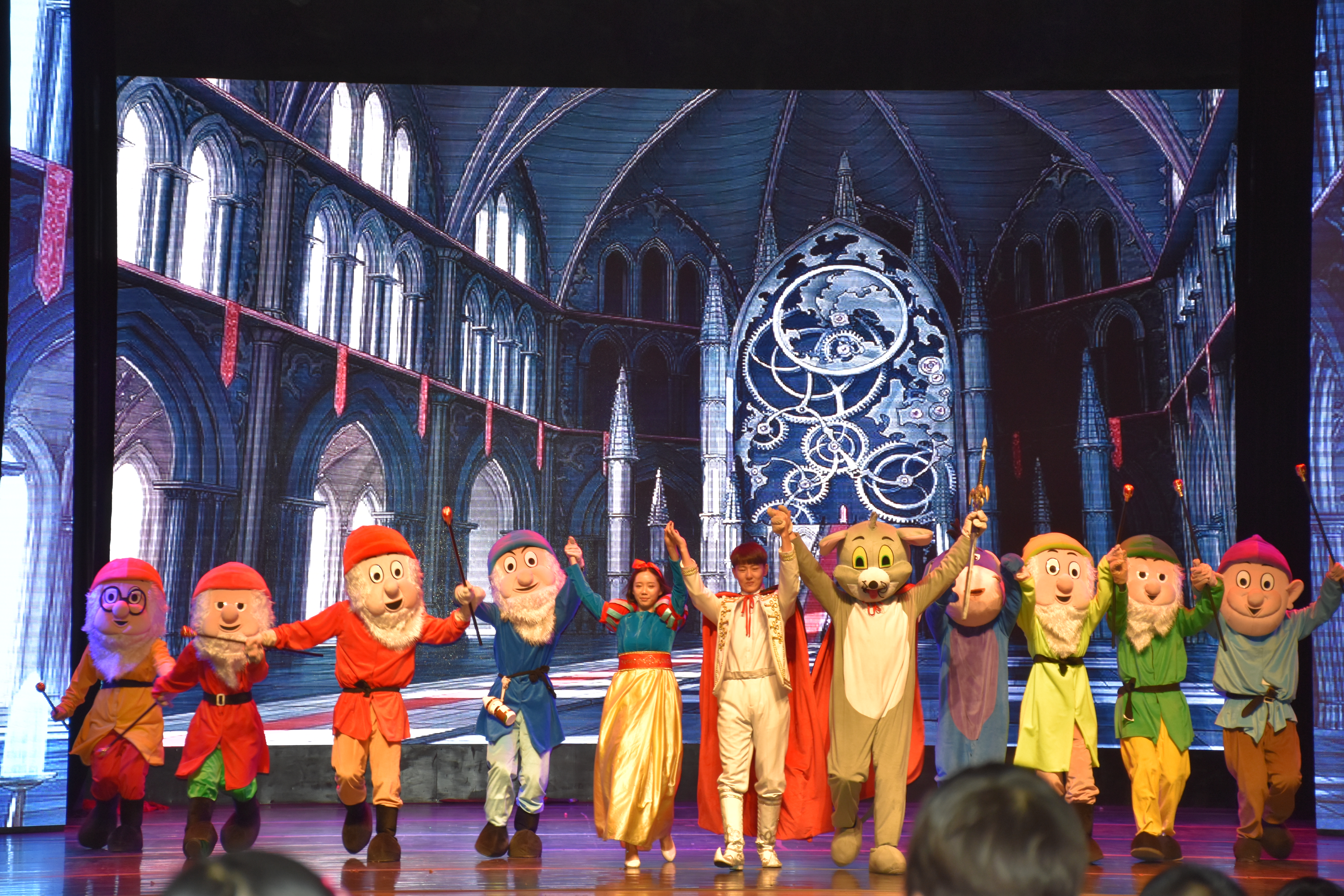 金宝搏官方网站组织六所小学学生观看舞台剧《白雪公主》